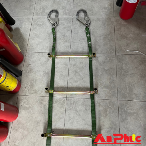 Thang dây thoát hiểm có chân chống tường
